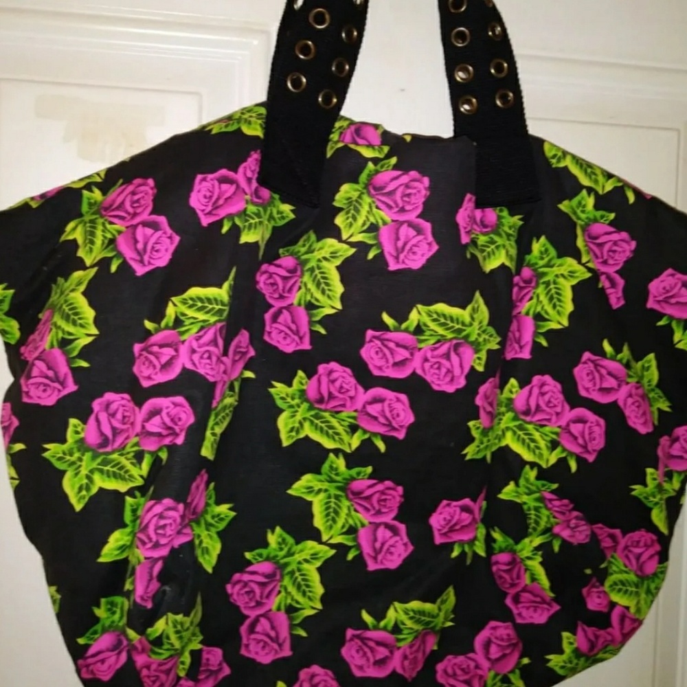 HUGE/SPACIOUS Betsey Johnson travel bag